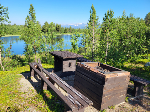Trasig bänk