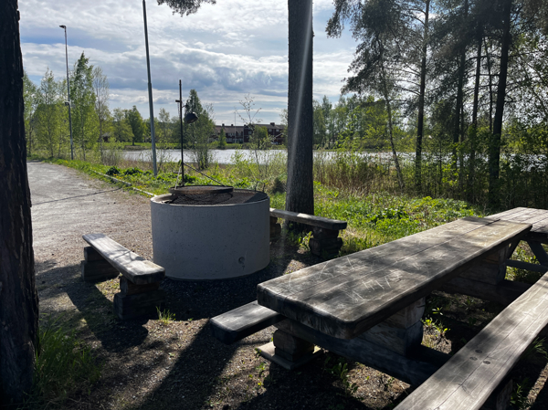 Stor och hög eldstad med galler
