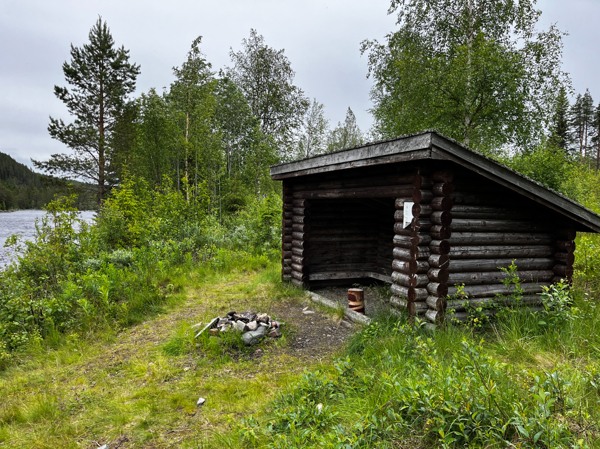 Eldstad och vindskydd