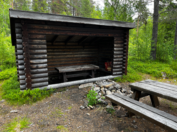 Vindskydd eldstad och bänkbord