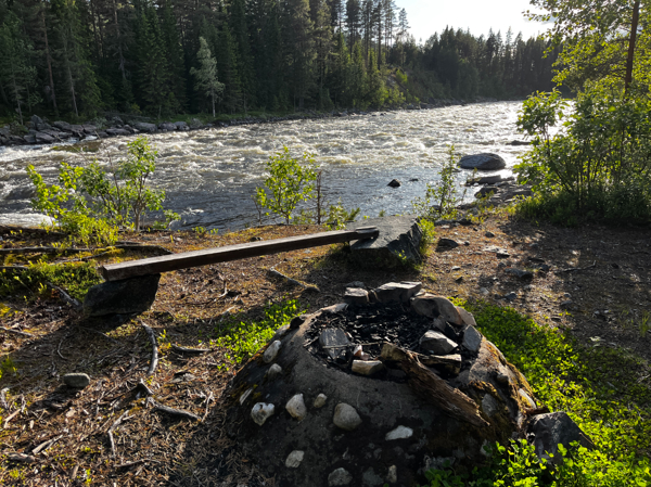 Eldstad och sittbänk