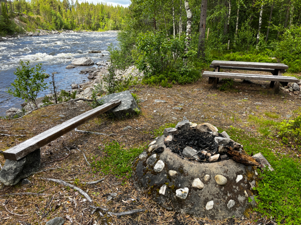 eldstaden med bänkbord i bakgrunden