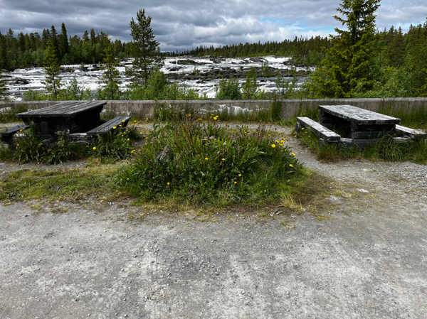 Eldstaden i mitten och forsen i bakgrunden