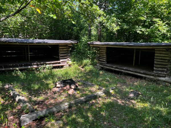 Eldstad och två vindskydd i vinkel