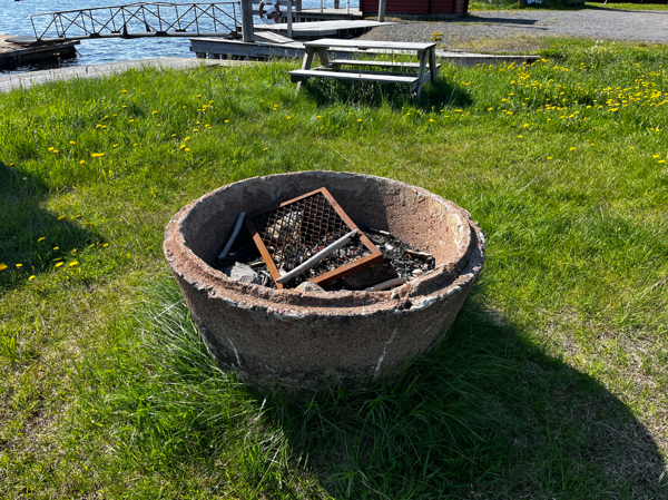 Eldstad med bänkbord i bakgrunden