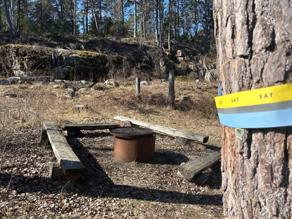 Grillplatsen uppe vid skogen