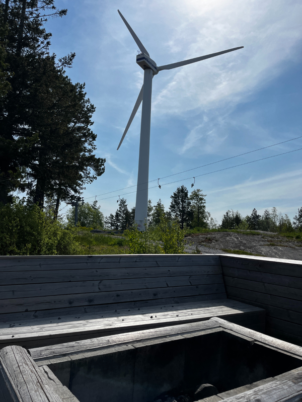 Vindkraftverket som står nära