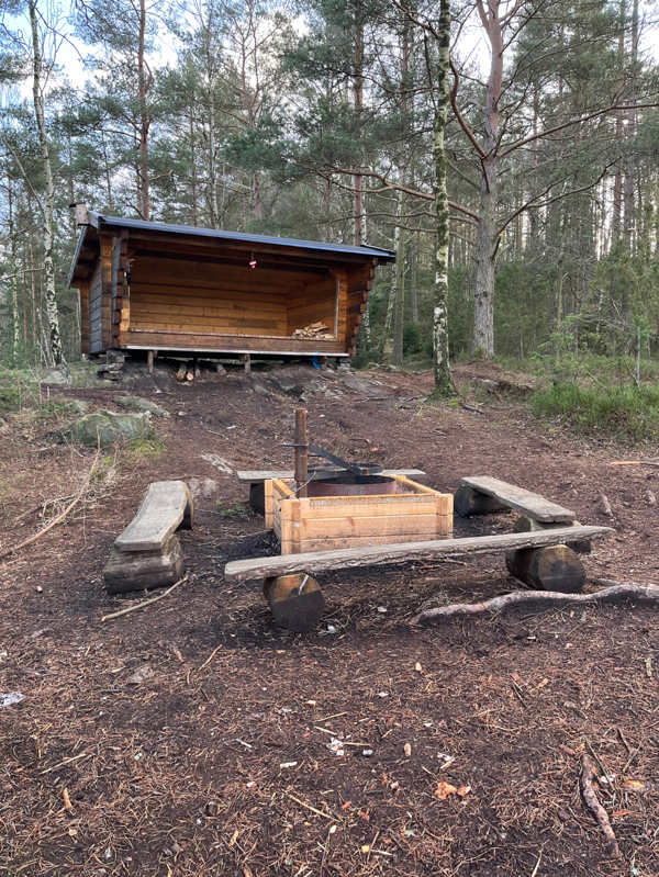 Våmmedalstjärns grillplats intill vindskyddet