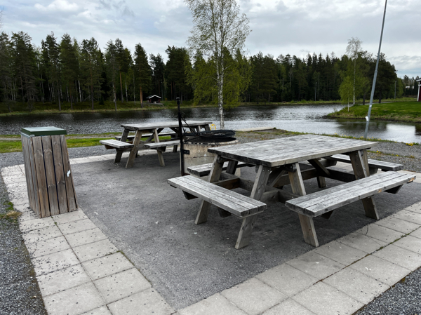 Grillplats med bänkbord