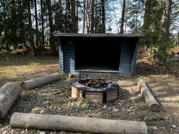 Eldstad med galler med vindskyddet bakom