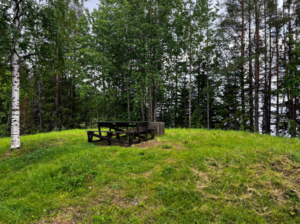 Bänkbord och eldstad