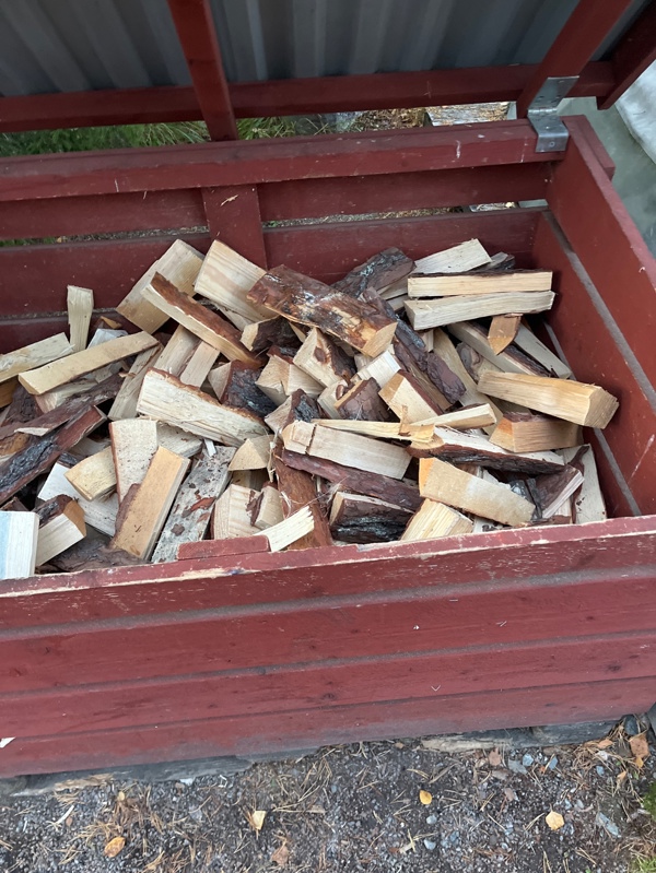 Foto på vedförrådet, halvfullt