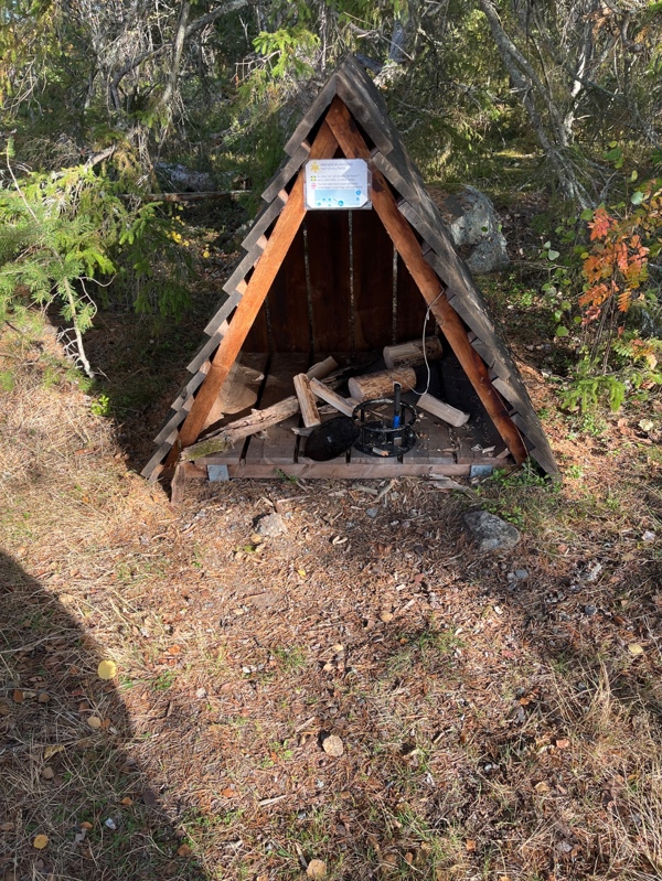 Foto på vedförrådet, lite