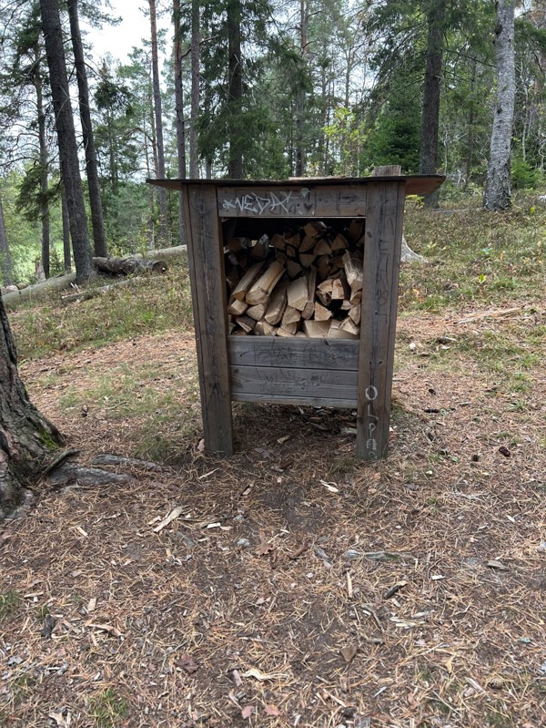 Foto på vedförrådet, lite