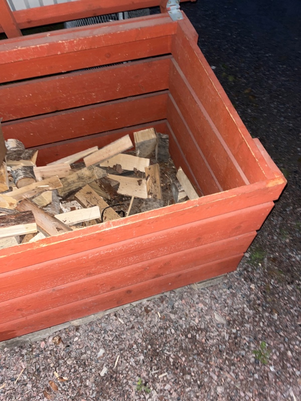 Foto på vedförrådet, lite