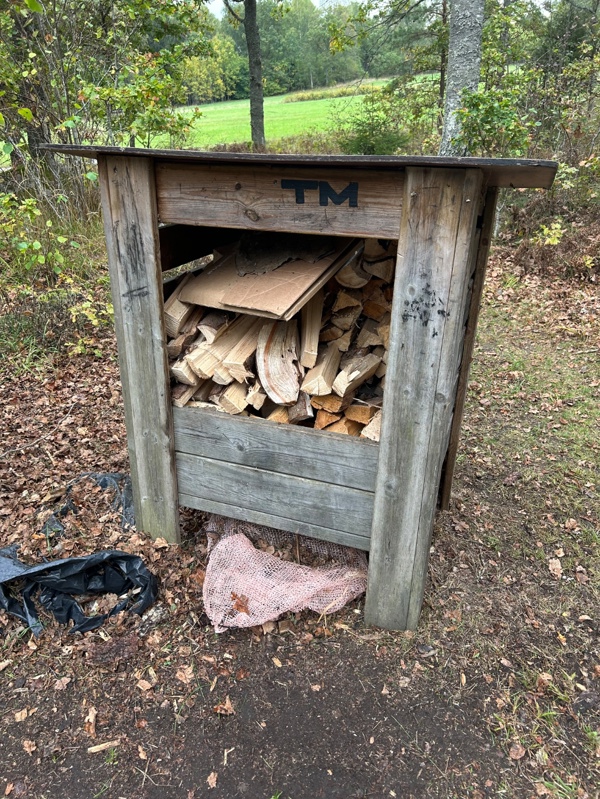 Foto på vedförrådet, fullt