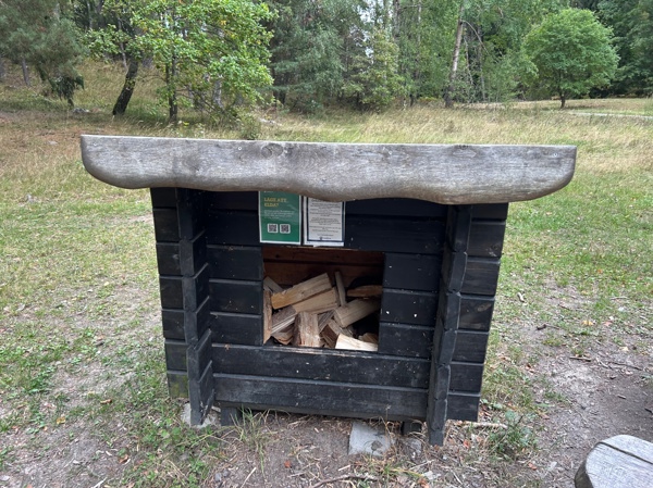 Foto på vedförrådet, halvfullt