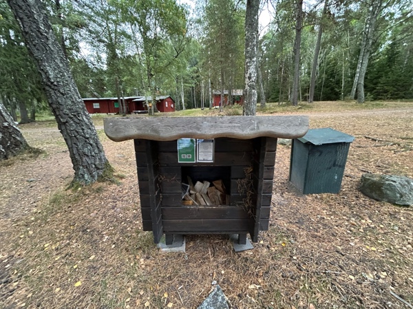 Foto på vedförrådet, lite