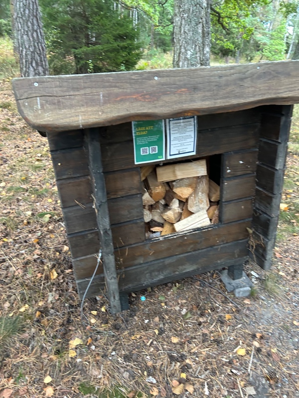 Foto på vedförrådet, fullt