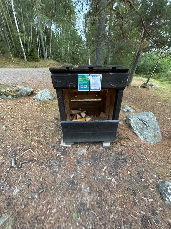 Foto på vedförrådet, lite
