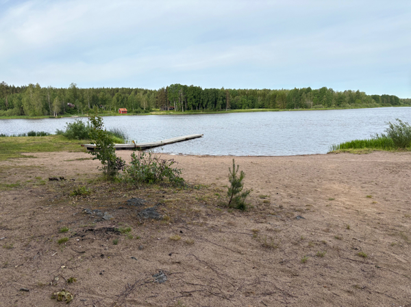 Strand och brygga