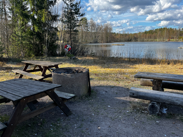 Eldstad och flera bänkbord