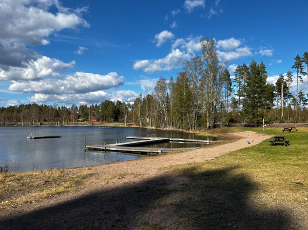Sandstrand med bryggor