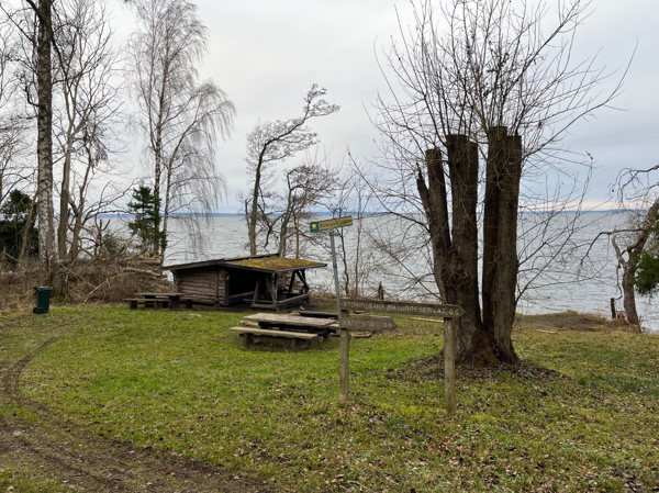 Vindskydd och eldstad vid Älvarums udde