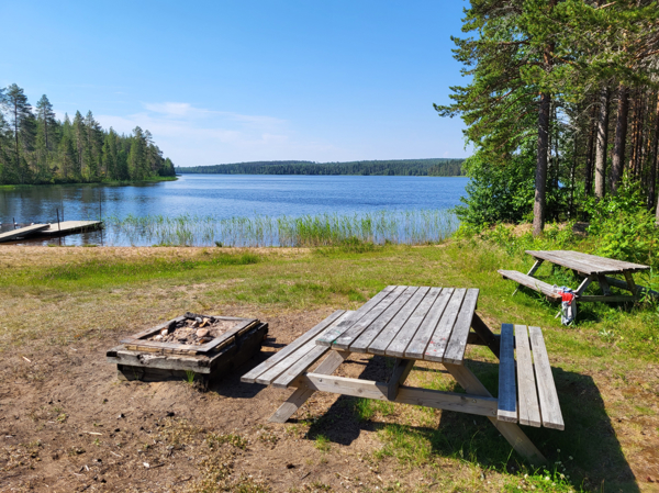 Eldstad och bänkbord