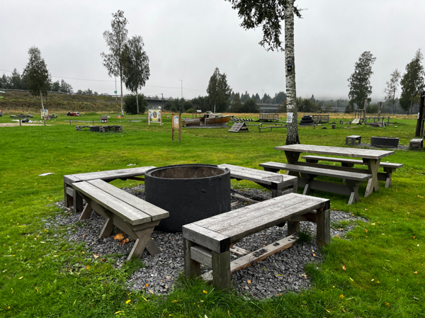 Eldstaden med bänkar runt