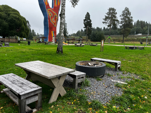 Bänkar, bord och eldstad