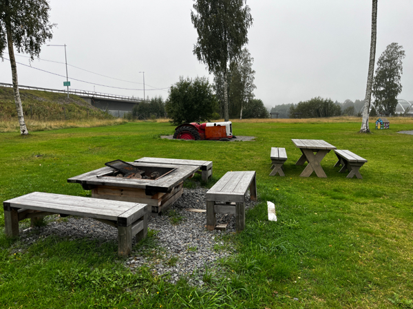 Grillplatsen med E4an i bakgrund